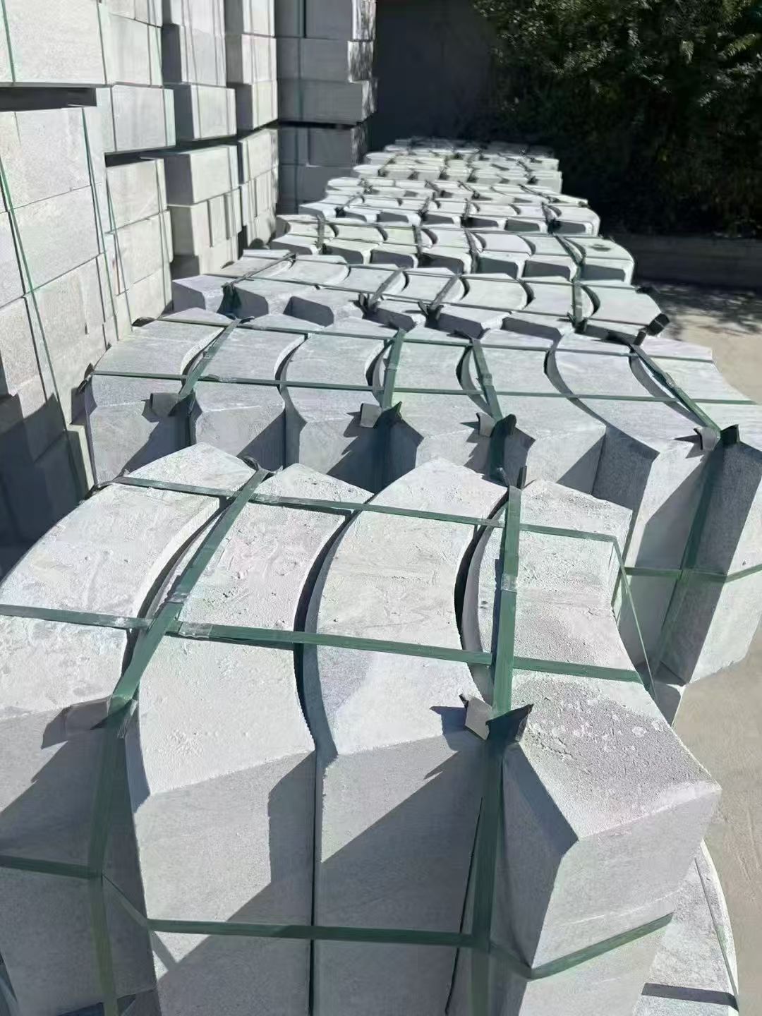 北京 芝麻灰弧形路沿石