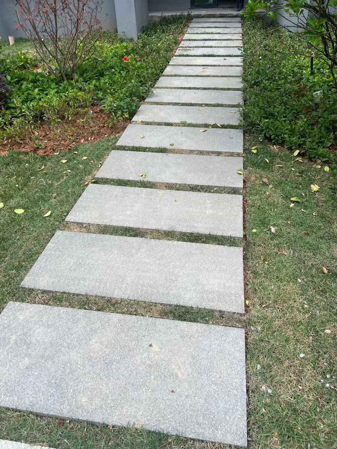 北京 芝麻黑小区踏步、汀步石铺装效果